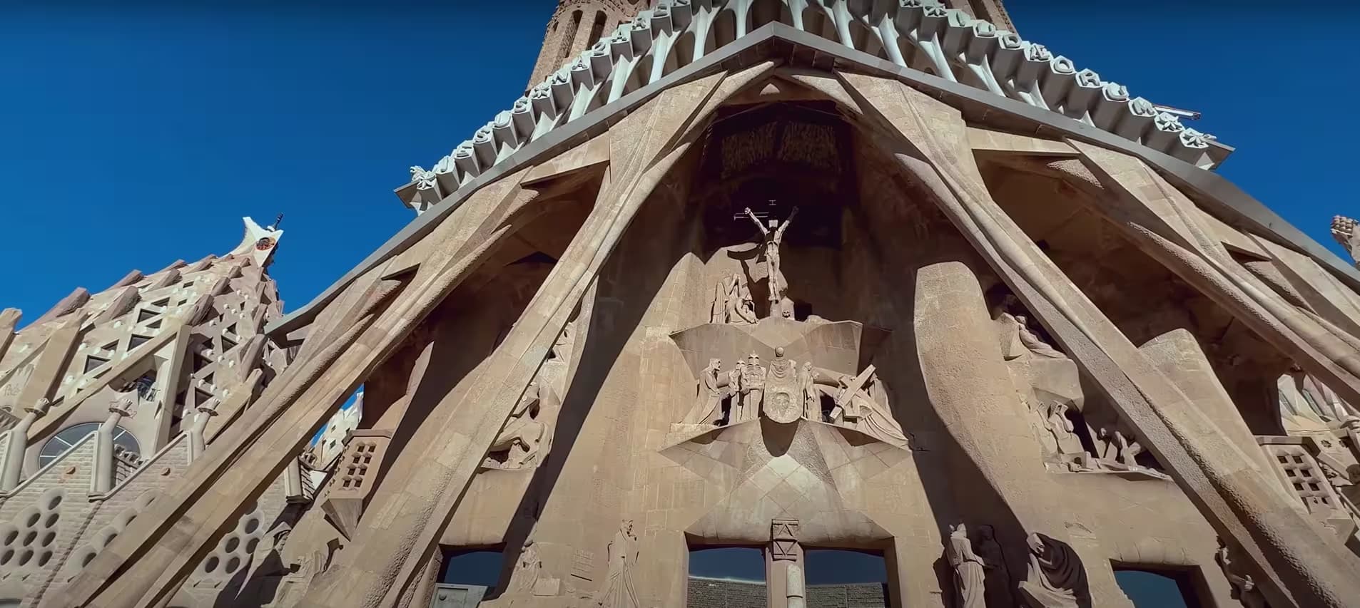 Sagrada Familia architectural features and design
