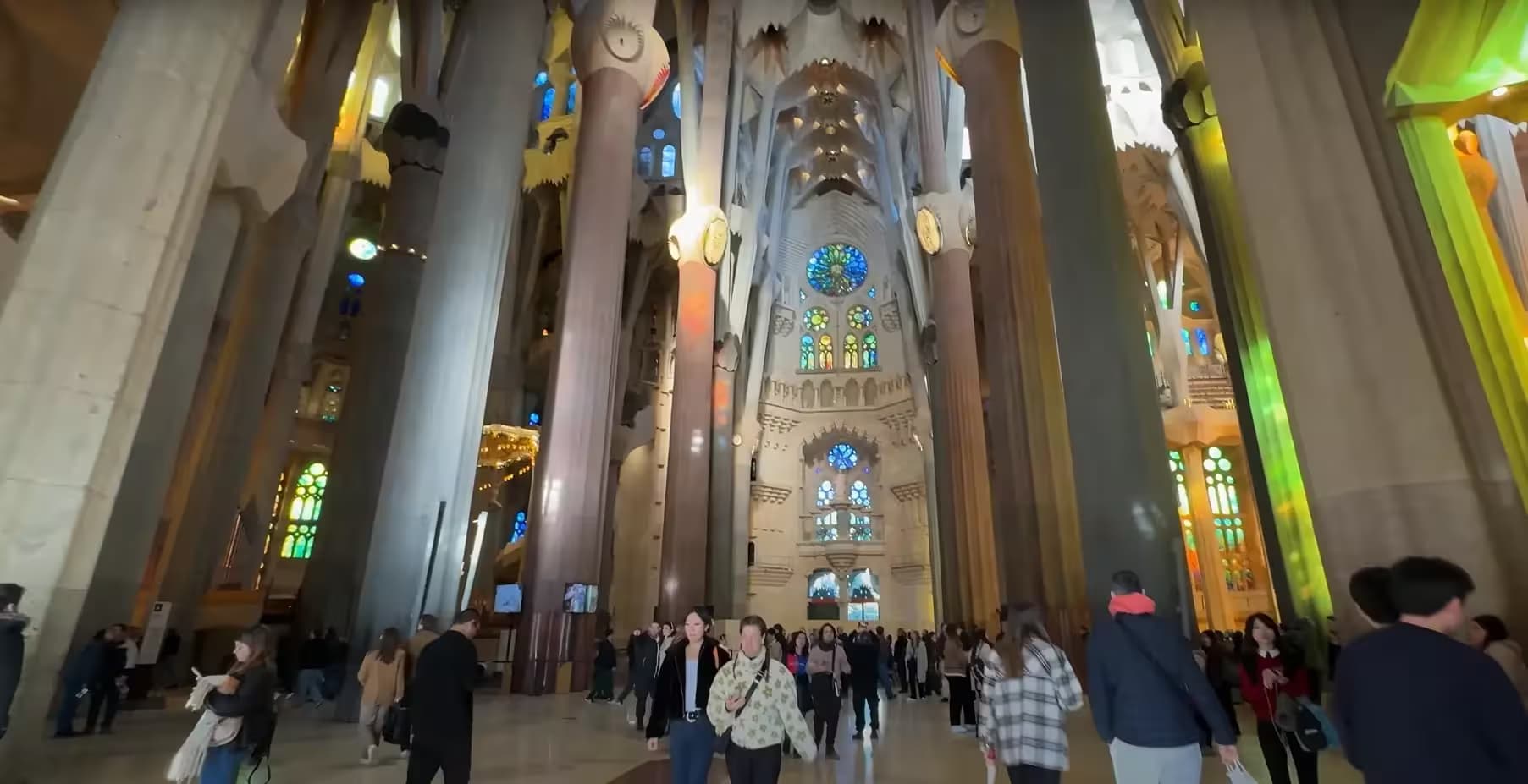 Sagrada Familia architectural features and design